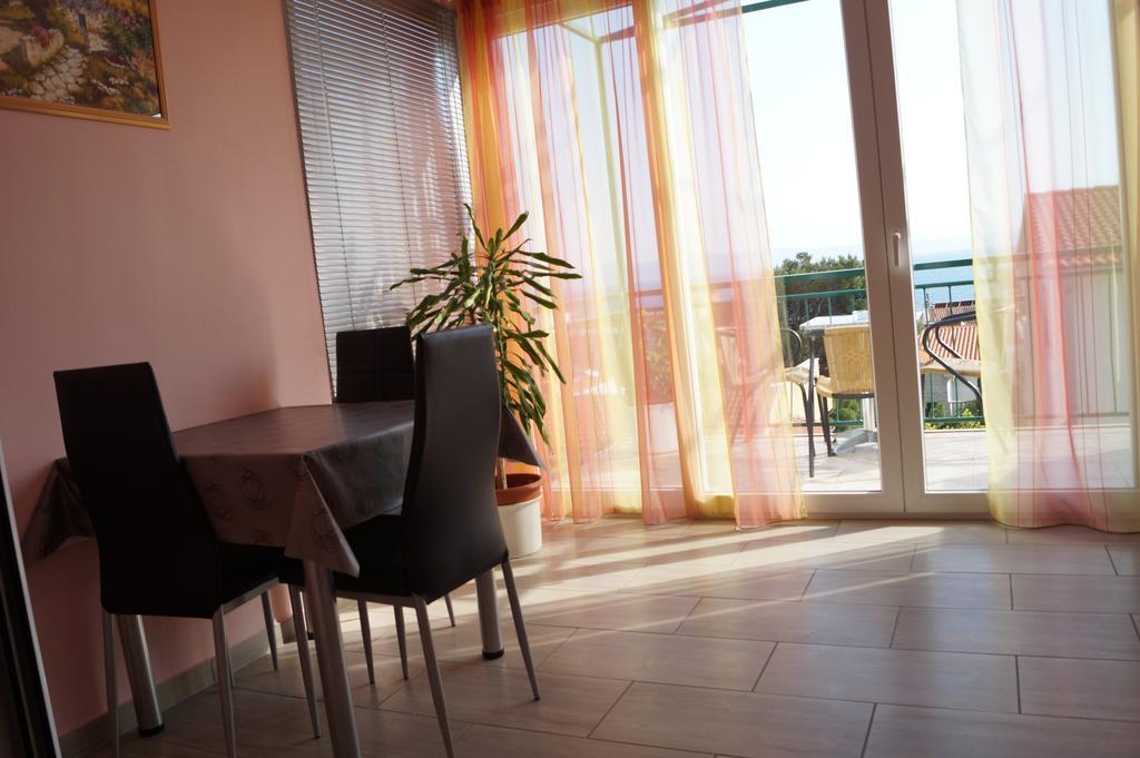 Apartments Mario With Private Parking Makarska Exterior foto