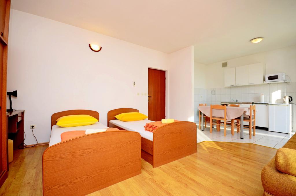 Apartments Mario With Private Parking Makarska Exterior foto