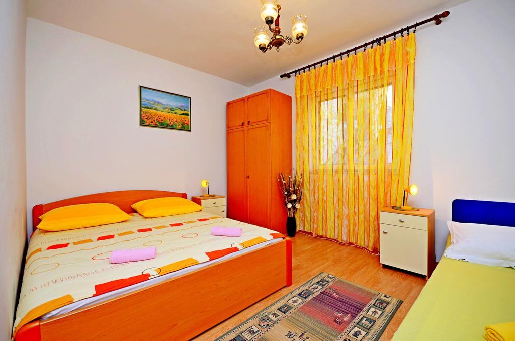 Apartments Mario With Private Parking Makarska Exterior foto