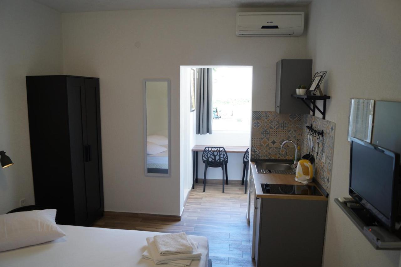 Apartments Mario With Private Parking Makarska Exterior foto